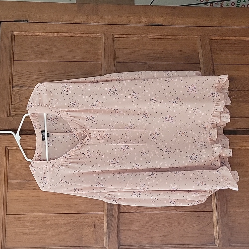 Long sleeve top.